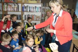 Czytanie dzieciom z SP nr 1 - Znaki są ważne - czyt. A. Wieszołek_10