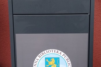 Wrzutnia do książek, która umożliwia zwrot książek 24 godziny na dobę przez 7 dni w tygodniu